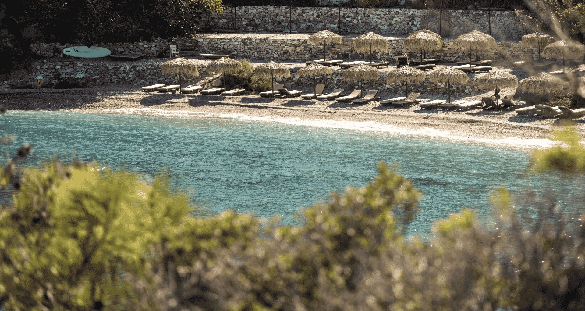 strand met ligbedden kokkari sunrise beach