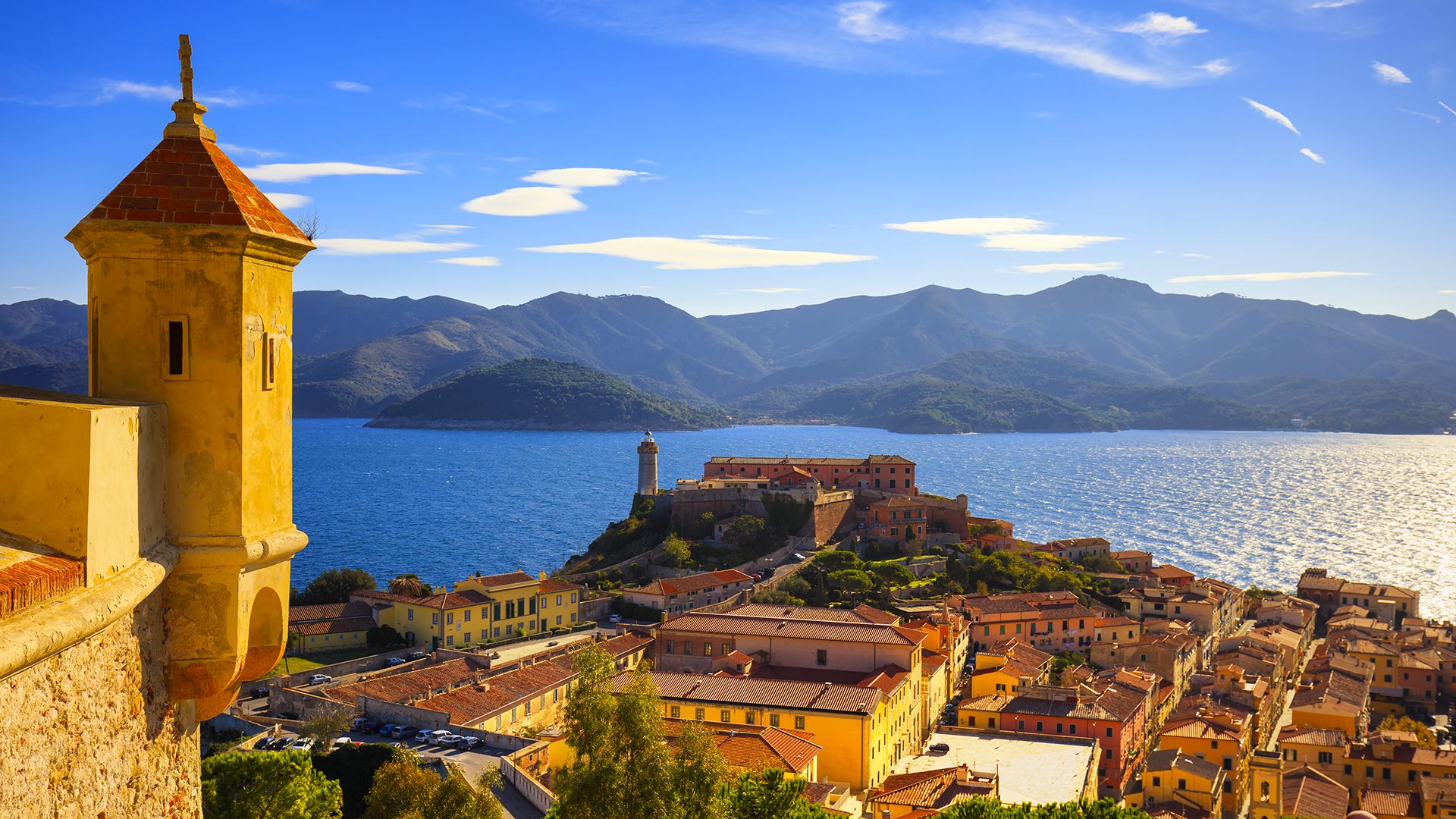Het uitzicht op een Italiaans dorpje in Elba
