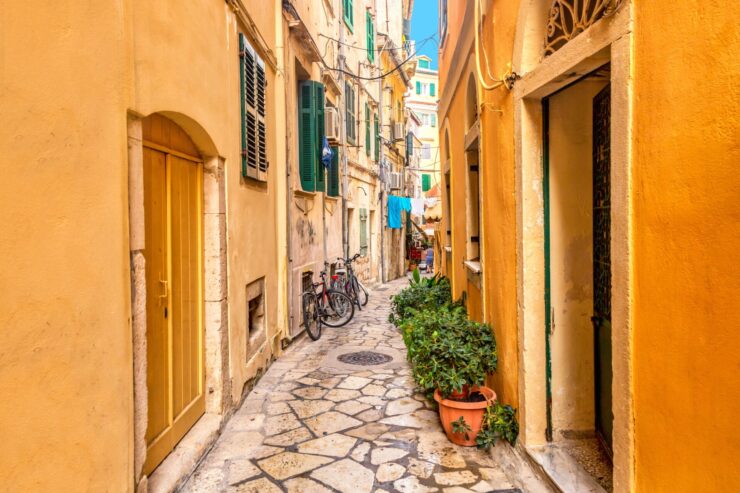 Kleurrijk, geel straatje op Corfu