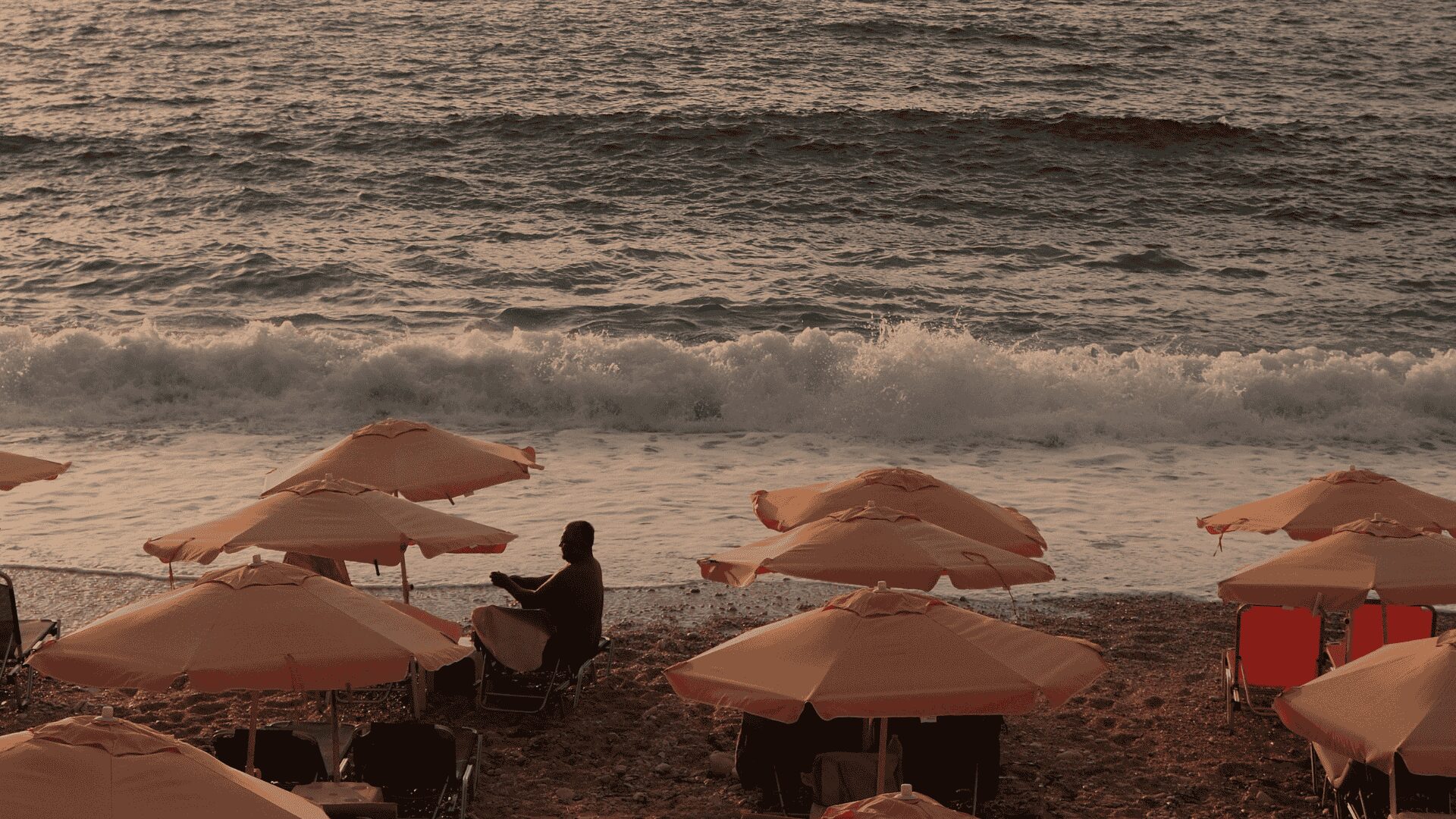 uitzicht over zee en parasols