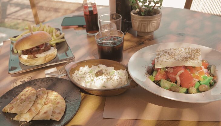 tafel met eten op kos